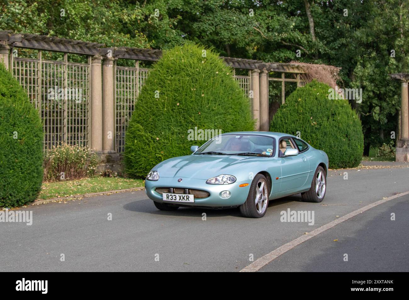 001 Jaguar XKR Auto, V8 S/C Auto Silver Car Coupé benzina 3996 cc; vintage, motori classici restaurati, collezionisti di automobili appassionati di motori, storiche auto d'epoca a Stanley Park, Blackpool, Regno Unito Foto Stock