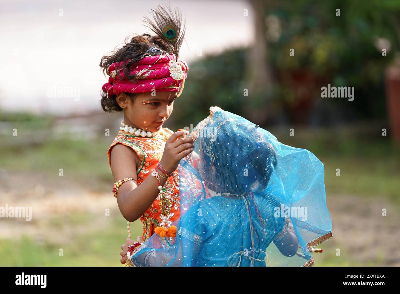 Ajmer, India. 24 agosto 2024. Bambini vestiti come divinità indù Radha e Krishna durante le celebrazioni del festival Janmashtami ad Ajmer, Rajasthan, India, il 26 agosto 2024. Festa di Janmashtami che segna il compleanno del Dio indù Krishna, celebrata ad Ashtami (ottavo giorno) del Krishna Paksha (due settimane buie) del mese santo di Bhadrapad (agosto-settembre) nel calendario indù. Foto di ABACAPRESS. COM credito: Abaca Press/Alamy Live News Foto Stock