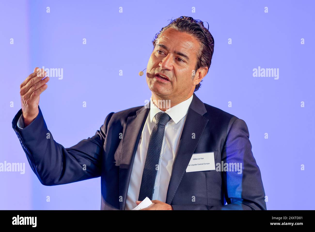 Oberhausen, Germania. 26 agosto 2024. Gilles le Van, CEO di Air liquide, interviene all'inaugurazione di un elettrolizzatore da 20 megawatt di Air liquide per la produzione di idrogeno neutro dall'acqua e dall'elettricità verde. Il "Trailblazer" è stato sviluppato nell'ambito di una partnership tecnologica tra Air liquide e Siemens Energy. Si prevede che produca 2900 tonnellate di idrogeno all'anno. Crediti: Christoph Reichwein/dpa/Alamy Live News Foto Stock