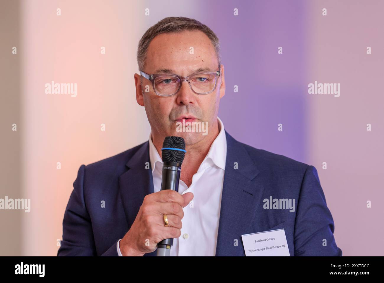 Oberhausen, Germania. 26 agosto 2024. Bernhard Osburgl, thyssenkrupp Steel Europe AG, parla all'inaugurazione di un elettrolizzatore da 20 megawatt di Air liquide per la produzione di idrogeno neutro dal punto di vista climatico dall'acqua e dall'elettricità verde. Il "Trailblazer" è stato sviluppato nell'ambito di una partnership tecnologica tra Air liquide e Siemens Energy. Si prevede che produca 2900 tonnellate di idrogeno all'anno. Crediti: Christoph Reichwein/dpa/Alamy Live News Foto Stock