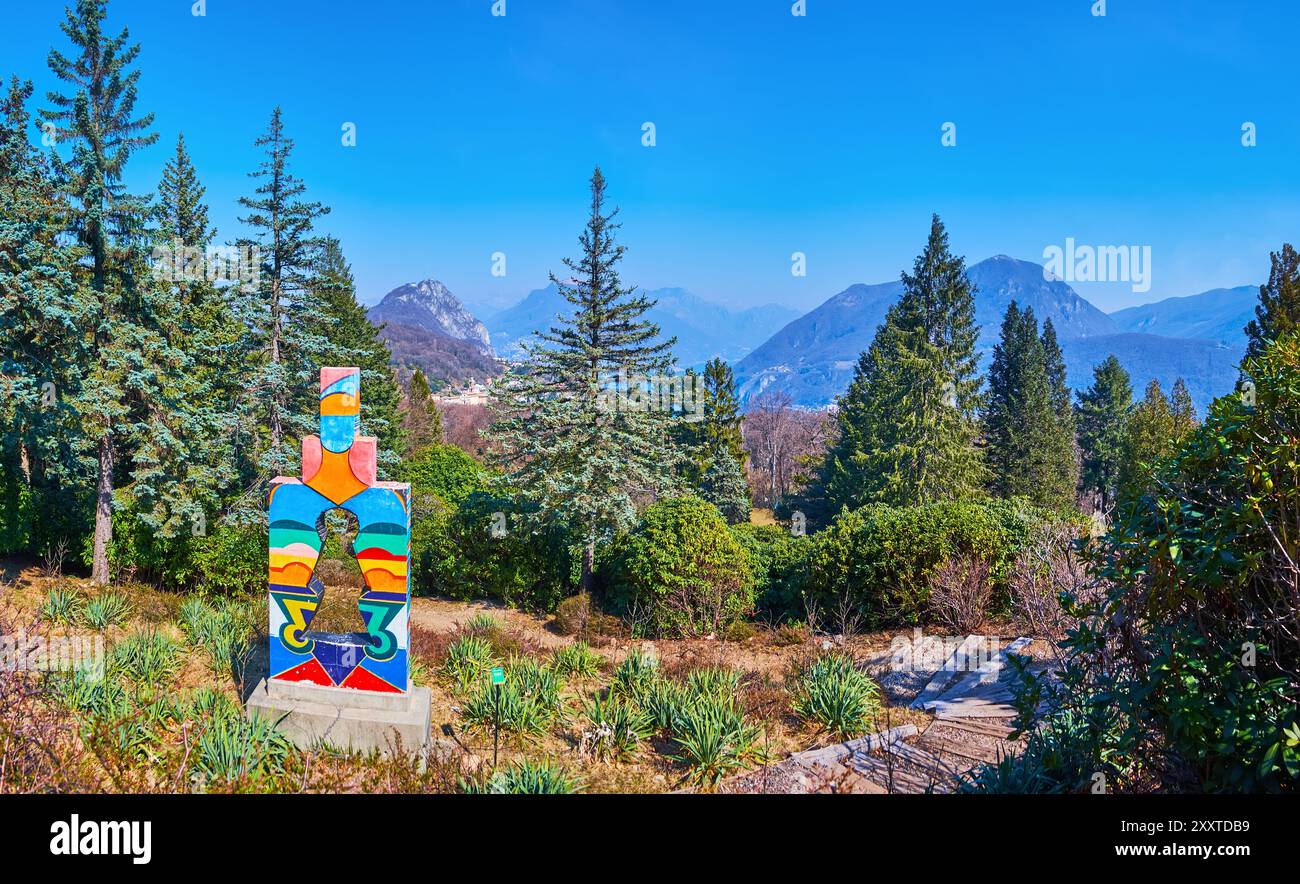 CARONA, SVIZZERA - 22 MARZO 2022: Panorama del Parco San grato con la scultura moderna Umanita e ambiente di Marino Gambusi, Carona, Svizzera Foto Stock