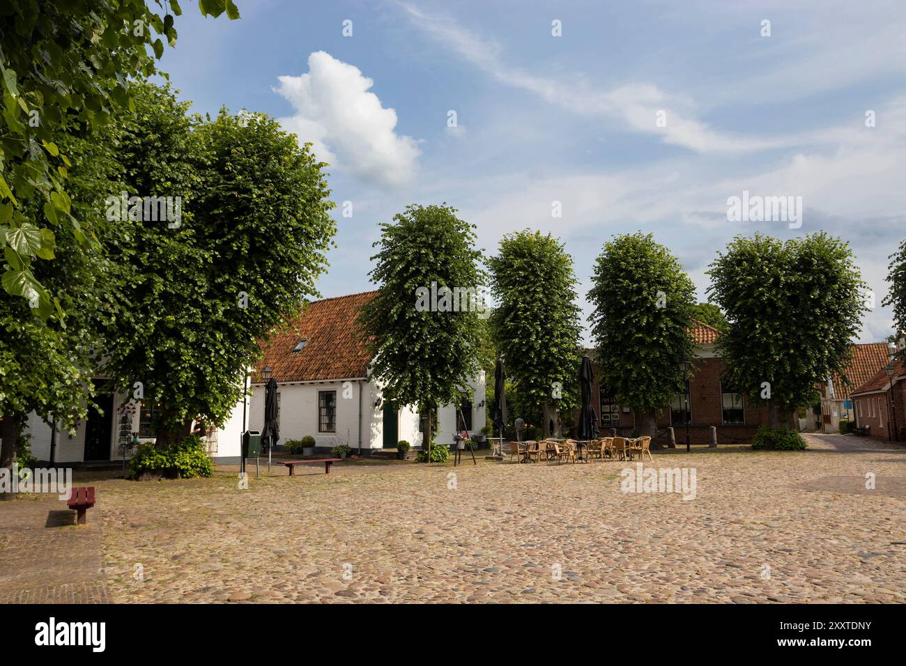 La piazza principale del mercato e le caffetterie nel centro di Fort Bourtange. L'antico forte stellare è una popolare destinazione turistica a Groninga, il Netherlan Foto Stock