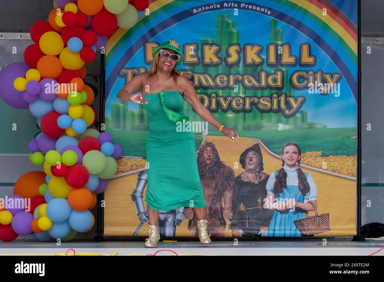 Una donna vestita di verde per interpretare il mago all'annuale Oz Land Festival danzerà sul palco Foto Stock