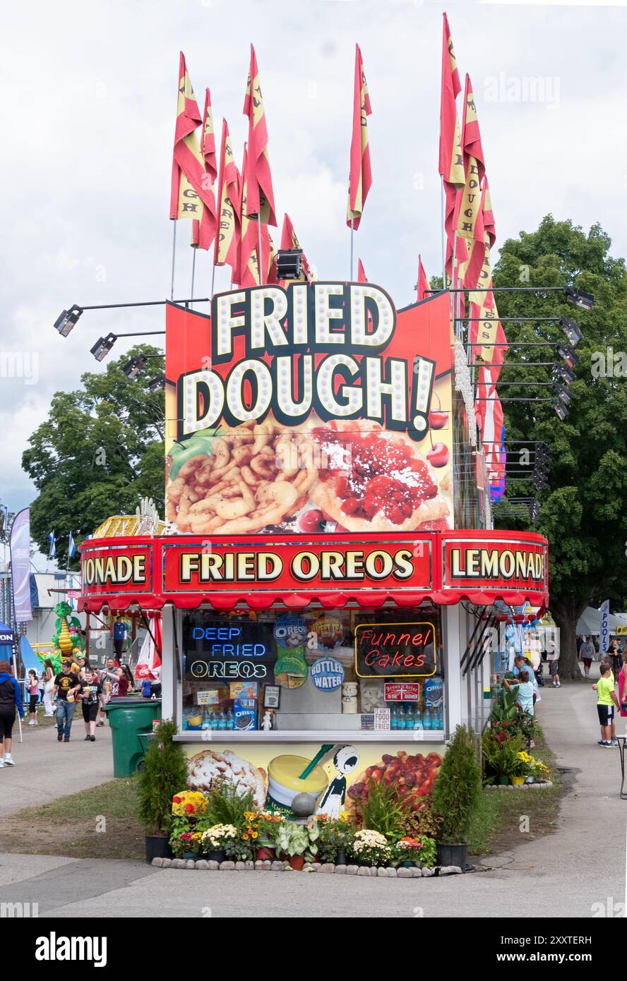 Un chiosco che vende impasto fritto e biscotti Oreo fritti. Alla fiera della contea di Dutchess a Rhilebeck, New York. Foto Stock