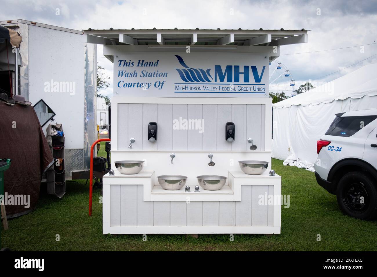 In un mare di cibo malsano, una piccola stazione di lavaggio delle mani per adulti e bambini. Alla fiera della contea di Dutchess a Rhinebeck, New York. Foto Stock