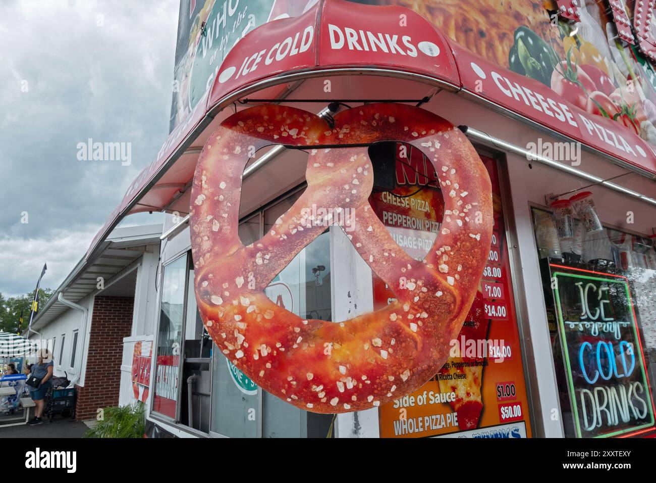 Un venditore alla fiera della contea di Dutchess che vende pretzel salati, bevande e cibo italiano. A Rhineback, New York nel 2024. Foto Stock