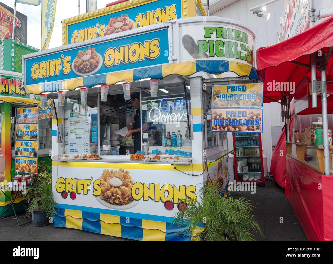 Stand gastronomico di cipolle Griff's che vendono tutti i tipi di frittura. A metà strada alla fiera della contea di Dutchess a Rhinebeck, New York. Foto Stock