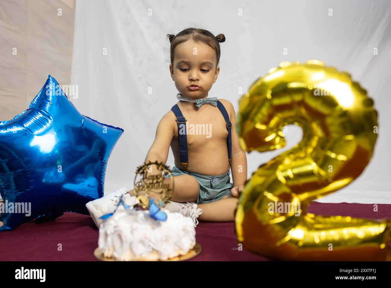 Indian Baby Boy Happy Moments alla celebrazione del compleanno con sfondo bianco all'interno Foto Stock