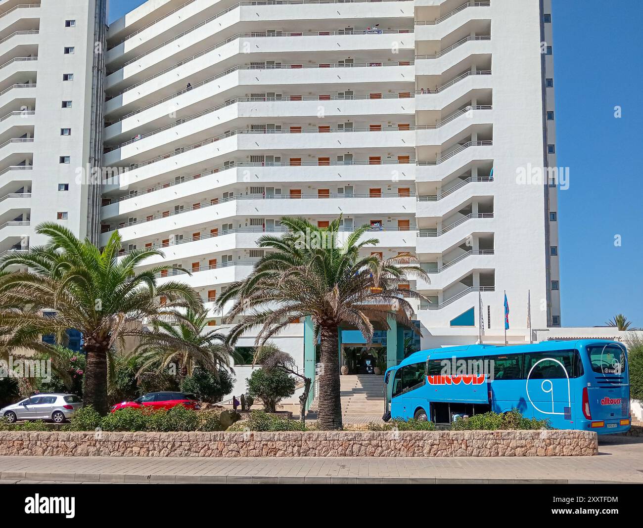 Palma de Mallorca, Spagna; 5 agosto 2024: Facciata principale dell'hotel Allsun Pilari Playa con un autobus del tour operator Alltours che preleva i turisti. P Foto Stock