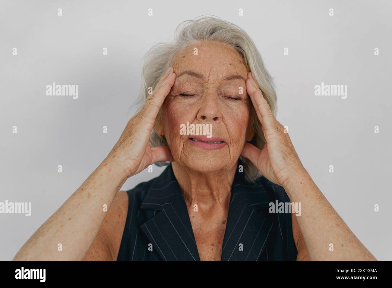 Donna anziana che sperimenta tecniche e pratiche efficaci e rilassanti per lo stress Relief Foto Stock