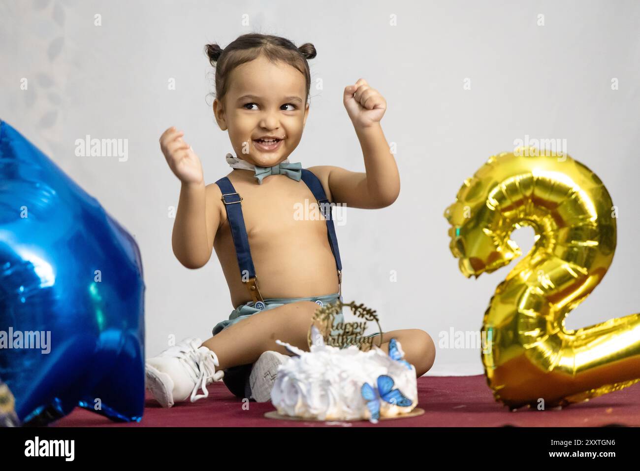 Indian Baby Boy Happy Moments alla celebrazione del compleanno con sfondo bianco all'interno Foto Stock