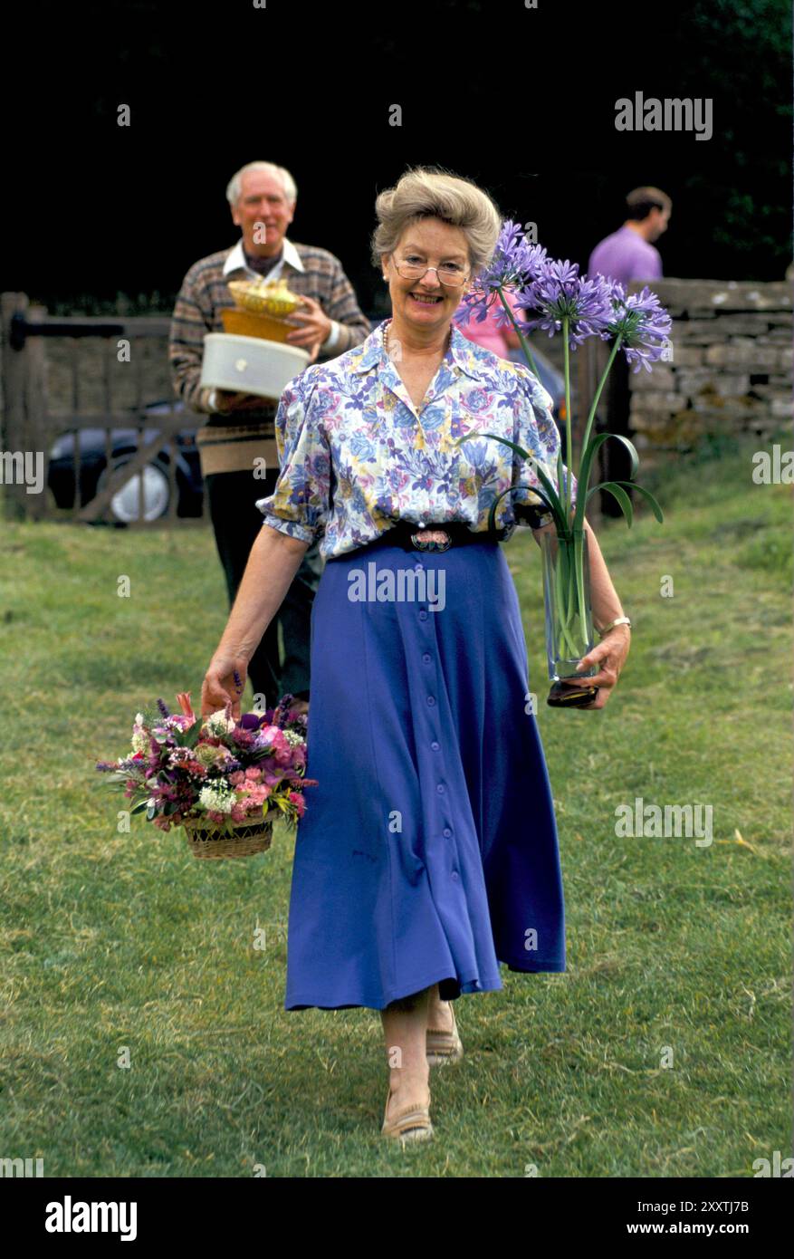 UK Flower Organising Competition e Cut Flower Competition; Mrs Richards porta alla festa, il villaggio mostra le sue enteries. Vita rurale in Gran Bretagna. Eastleach Turville, Gloucestershire Inghilterra, agosto 1993 1990s HOMER SYKES Foto Stock