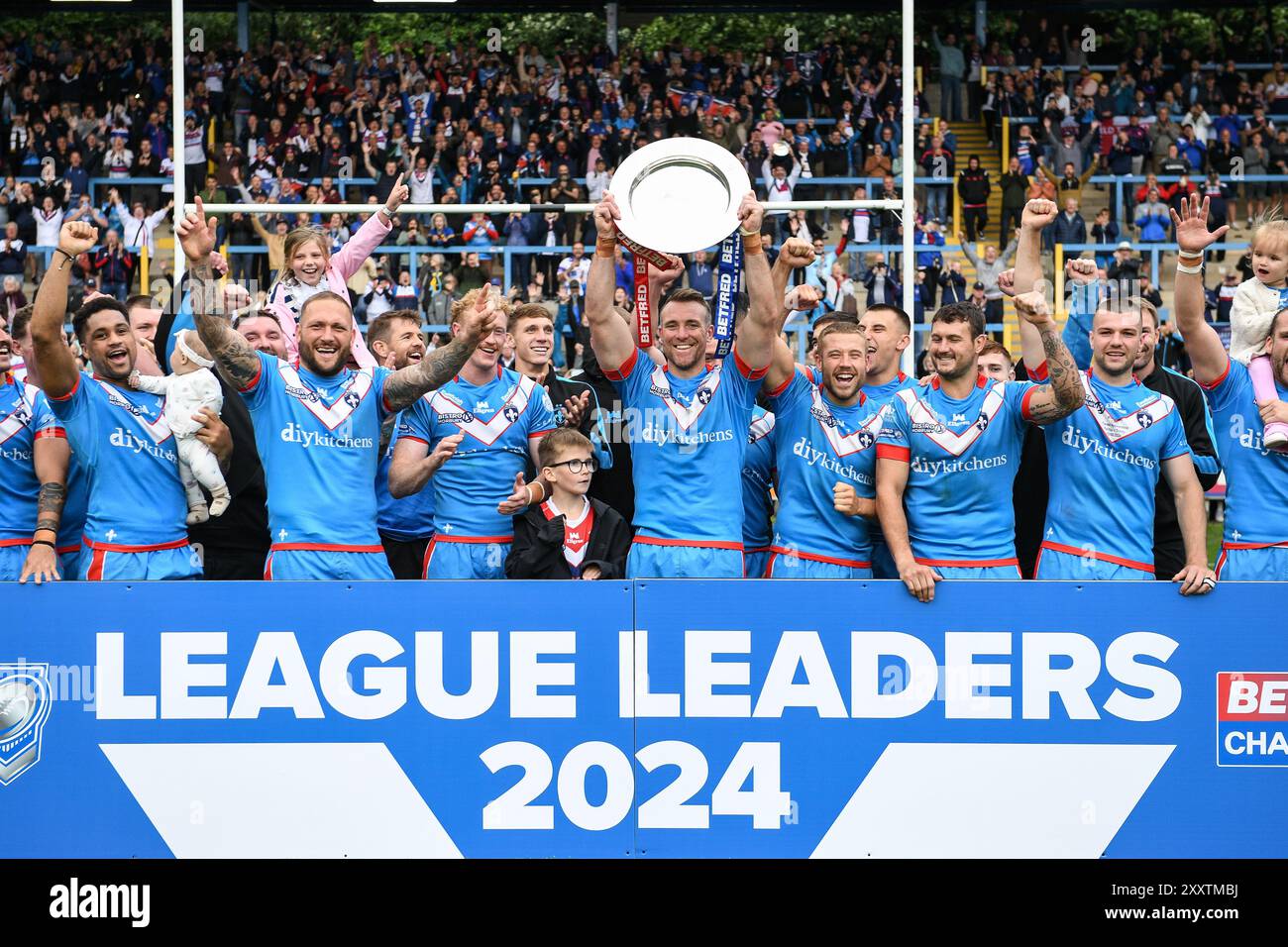 Halifax, Inghilterra - 25 agosto 2024 - il Capitano Matty Ashurst di Wakefield Trinity solleva il League Leaders Shield. Campionato Betfred di Rugby League, Halifax Panthers vs Wakefield Trinity all'MBI Shay Stadium, Halifax, UK Dean Williams Foto Stock