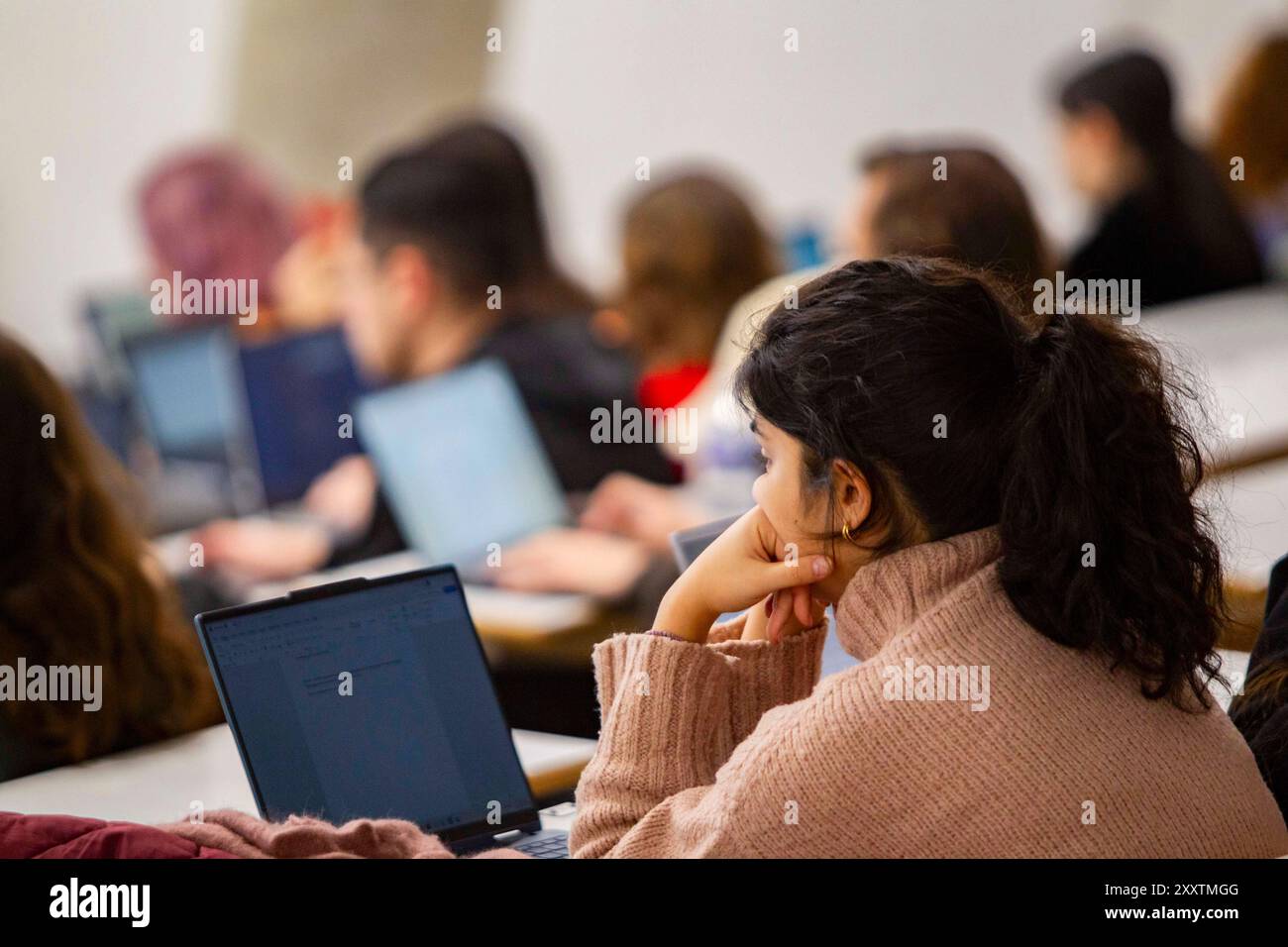 Lione, Bron (Francia centro-orientale), Lumiere University Lione 2, campus di porte des Alpes: Lezione in un auditorium con un gruppo di studenti di Psicologia Foto Stock