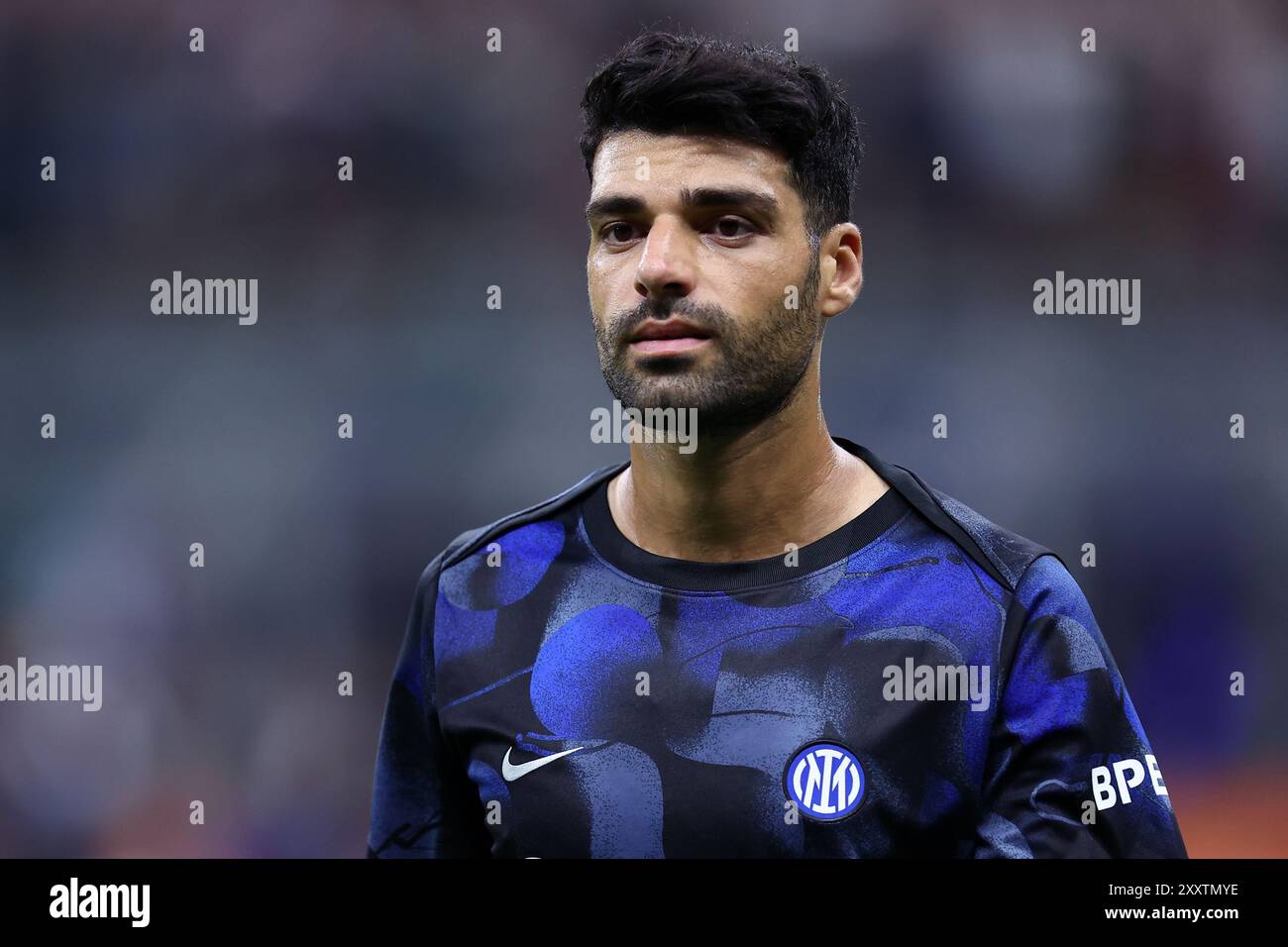 Mehdi Taremi del FC Internazionale durante il warm up prima della partita di serie A tra FC Internazionale e US Lecce allo Stadio Giuseppe Meazza il 24 agosto 2024 a Milano. Foto Stock