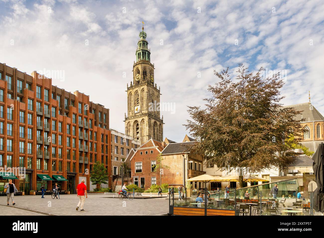 Groninga, Paesi Bassi - 26 settembre 2023: Vista in una piazza della città di fronte alla torre della chiesa di Martinitoren a Groninga, Paesi Bassi Foto Stock