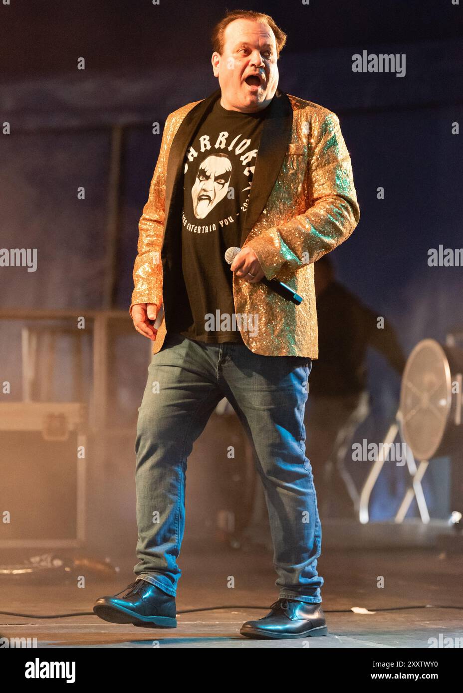 BARRIOKE - Barry di Eastenders (interpretato da Shaun Williamson) con esilarante set al Victorious Festival di Southsea domenica 25 agosto Credit: Graham Tarrant/Alamy Live News Foto Stock