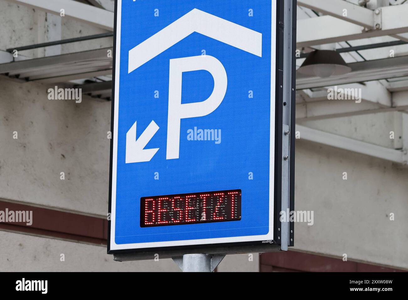 Parkleitsystem, Symbolbild, Parkplatz, Besetzt-Anzeige, Verkehrsleitsystem, urbane Infrastruktur, Parken, Parkplatzmanagement, Stadtverkehr, digitale Anzeige, Verkehrszeichen, Parkhaus, Verkehrssteuerung, Parkplatzverfügbarkeit, Verkehrsplanung, Städtische Mobilität, Parkraumbewirtschaftung *** sistema di guida al parcheggio, immagine del simbolo, parcheggio, display occupato, sistema di guida del traffico, infrastrutture urbane, parcheggio, gestione dei parcheggi, traffico urbano, display digitale, segnaletica stradale, parcheggio in garage, controllo del traffico, disponibilità di parcheggio, pianificazione del traffico, mobilità urbana, gestione dei parcheggi Foto Stock