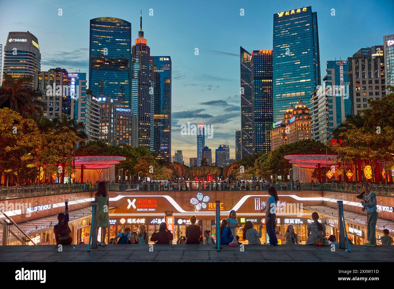 Alti e moderni edifici in Piazza Huacheng illuminati al crepuscolo. Nuova città di Zhujiang, distretto di Tianhe, Guangzhou, provincia del Guangdong, Cina. Foto Stock