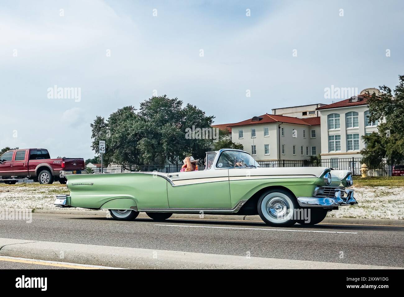 Gulfport, MS - 5 ottobre 2023: Vista laterale grandangolare di una Ford Fairlane 500 Skyliner del 1957 in una mostra di auto locale. Foto Stock