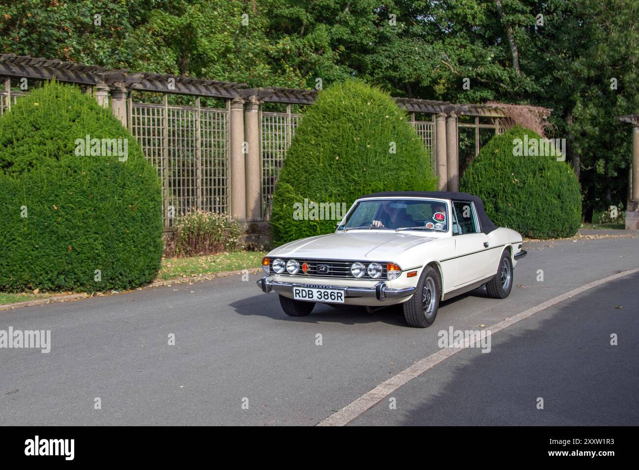 1976 Triumph Stag Auto; vintage, motori classici restaurati, collezionisti di automobili appassionati di automobilismo, storiche auto veterane a Stanley Park, Blackpool, Regno Unito Foto Stock