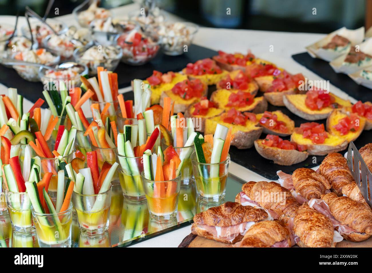In occasione di un evento con catering, su un tavolo vengono serviti diversi stuzzichini deliziosi Foto Stock