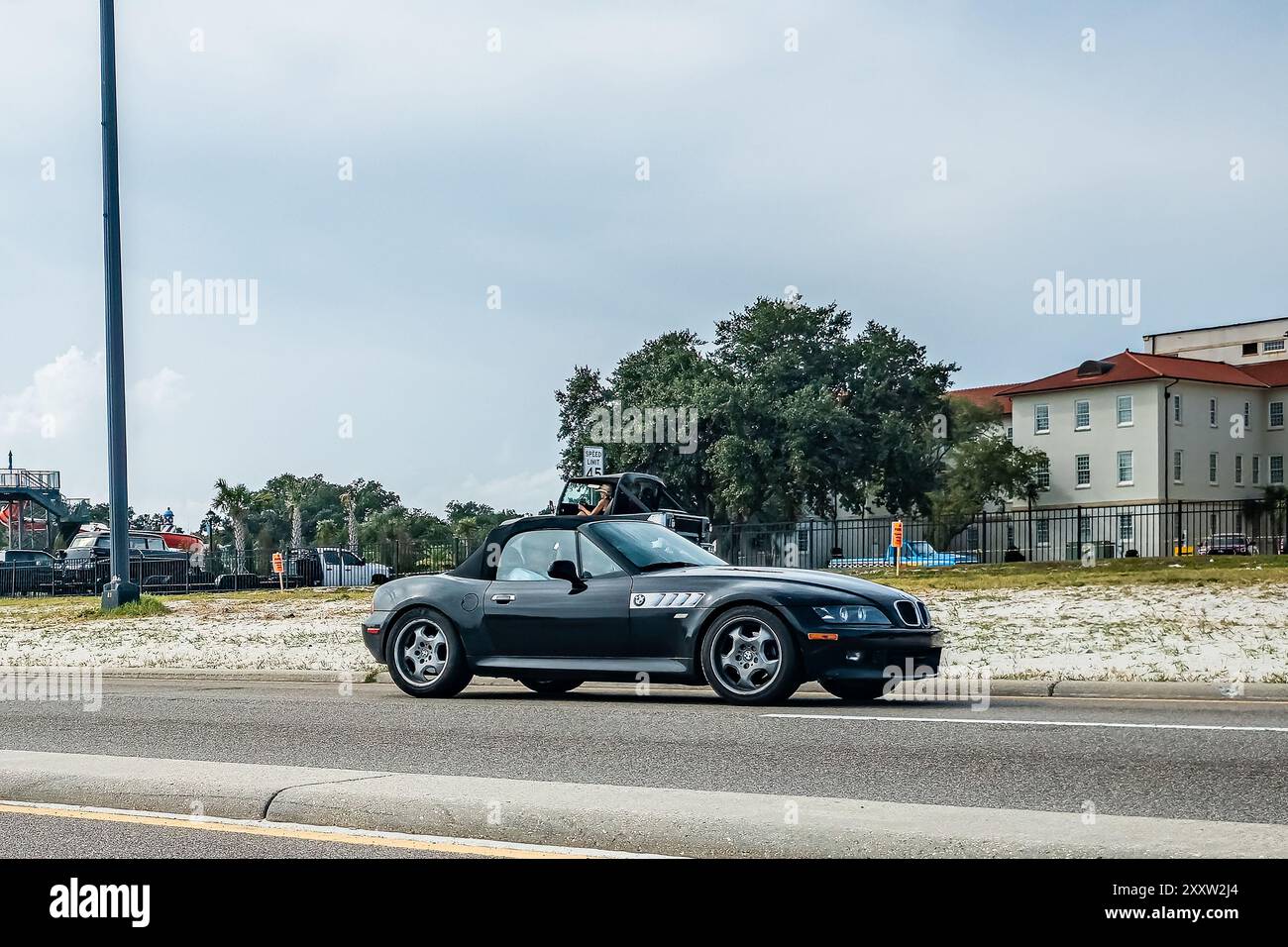 Gulfport, MS - 5 ottobre 2023: Vista laterale grandangolare di una BMW Z3 2.8i Roadster del 2000 in una fiera automobilistica locale. Foto Stock
