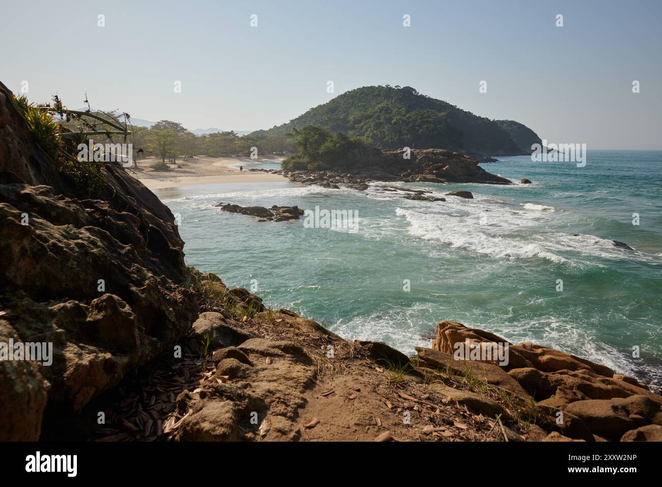 Paraty, Brasile. 23 agosto 2024. Giornata di sole alla spiaggia do Meio nel villaggio di Trindade, Paraty, Rio de Janeiro, Brasile, il 23 agosto, 2024. (foto di Igor do vale/Sipa USA) credito: SIPA USA/Alamy Live News Foto Stock