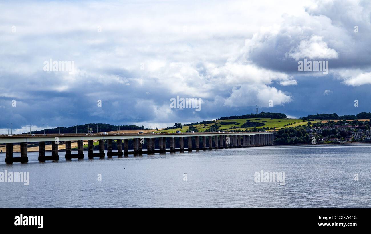 Dundee, Tayside, Scozia, Regno Unito. 26 agosto 2024. Meteo nel Regno Unito: Clima umido di agosto con forti nuvole di tempesta sopra il fiume Tay e il lungomare di Dundee in Scozia. Crediti: Dundee Photographics/Alamy Live News Foto Stock