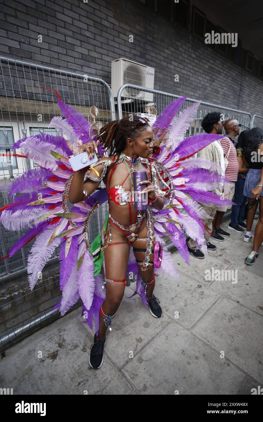 26 agosto 2024, Notting Hill Londra, Regno Unito Notting Hill Carnival on Bank Holiday Monday 2024 le strade del quartiere di Londra si riempiono di carri allegorici, ballerini e sistemi audio mentre il carnevale annale raggiunge il suo picco. Il carnevale è una celebrazione della comunità afro-caraibica britannica che si svolge dagli anni '1960 Foto: Roland Ravenhill/Alamy Foto Stock