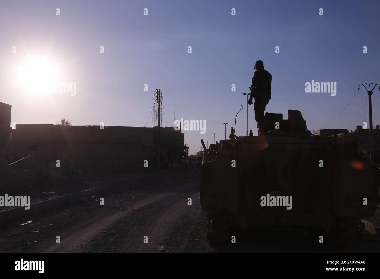Le forze turche e l'Esercito siriano libero (FSA) ora hanno il controllo dell'intera città di al-Bab. Le forze turche e la FSA furono in grado di conquistare la città, nonostante la feroce resistenza dei restanti combattenti dello Stato Islamico in città, per mezzo di intensi attacchi aerei e fuoco pesante di artiglieria Foto Stock