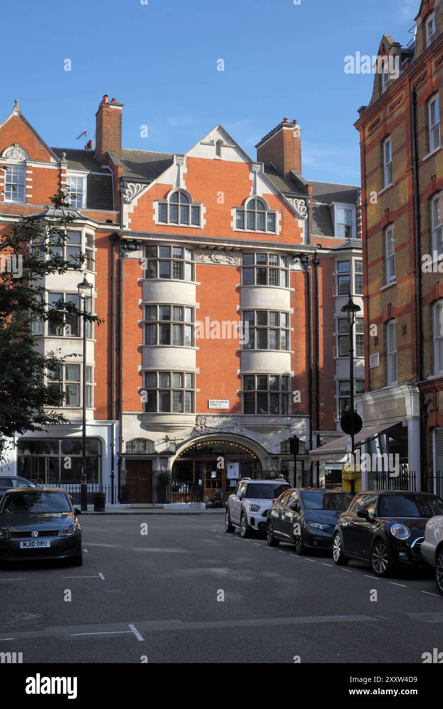 Un sole estivo in tarda serata splende su gloriosi mattoni rossi in New Cavendish Street, Marylebone, Londra. Foto Stock