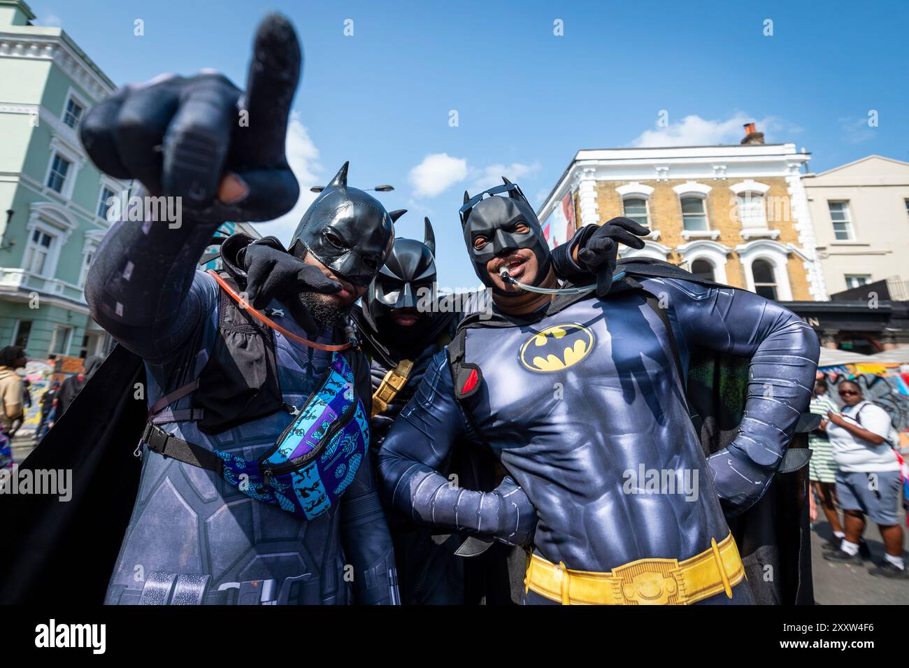 Londra, Regno Unito. 26 agosto 2024. Partecipanti in costume come Batman il secondo giorno del Carnevale di Notting Hill. Il più grande festival di strada d’Europa si svolge nell’arco di due giorni e celebra la cultura caraibica, con oltre 1 milione di persone che ogni giorno assisteranno. Crediti: Stephen Chung / Alamy Live News Foto Stock