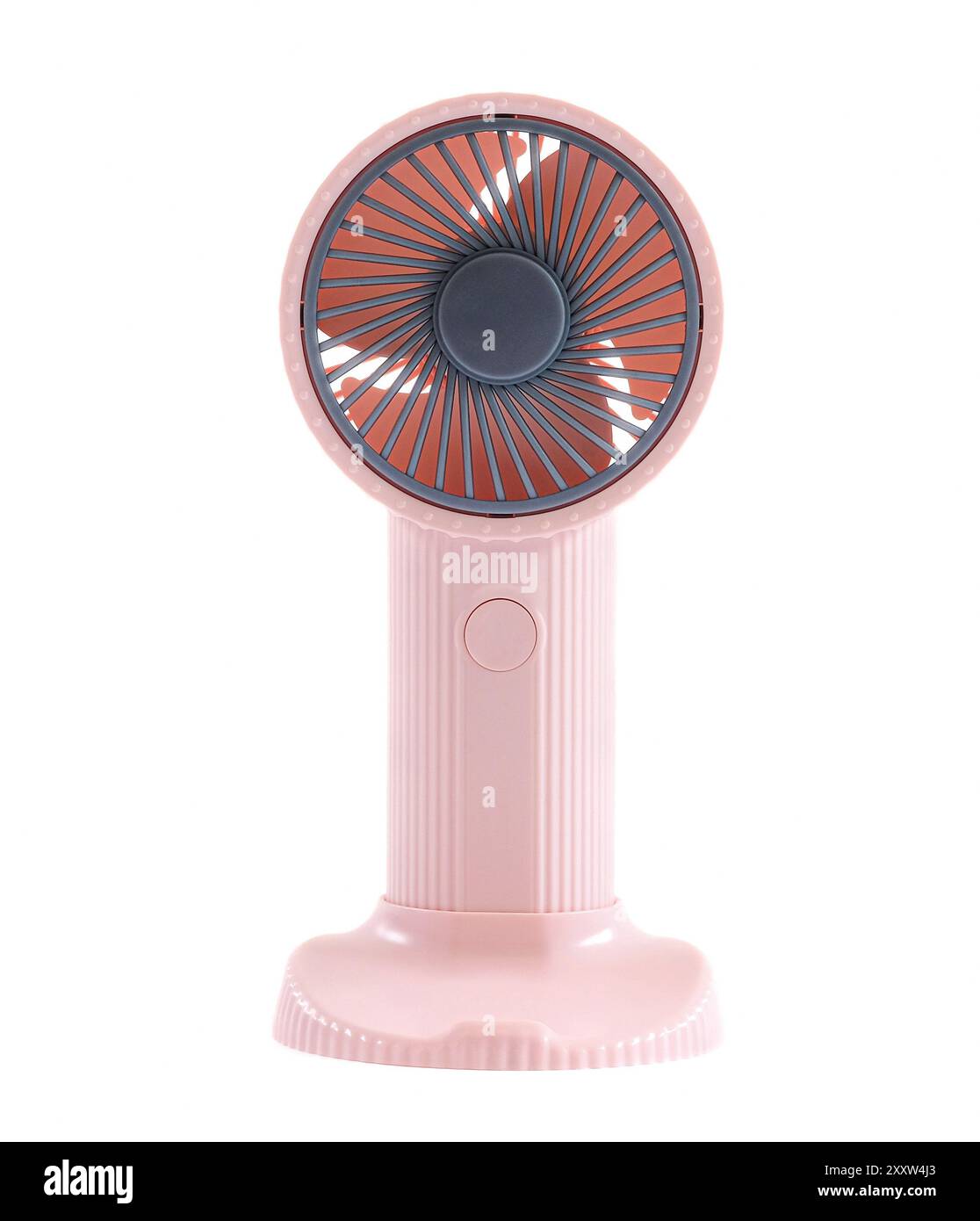 Primo piano della ventola portatile rosa su sfondo bianco . Foto Stock