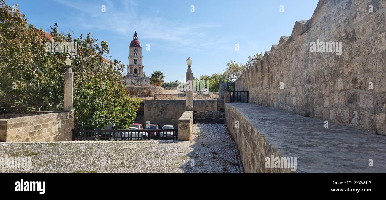 Una vista della torre dell'orologio medievale dall'esterno del Palazzo del Gran Maestro, nella città vecchia di Rodi (Grecia) Foto Stock
