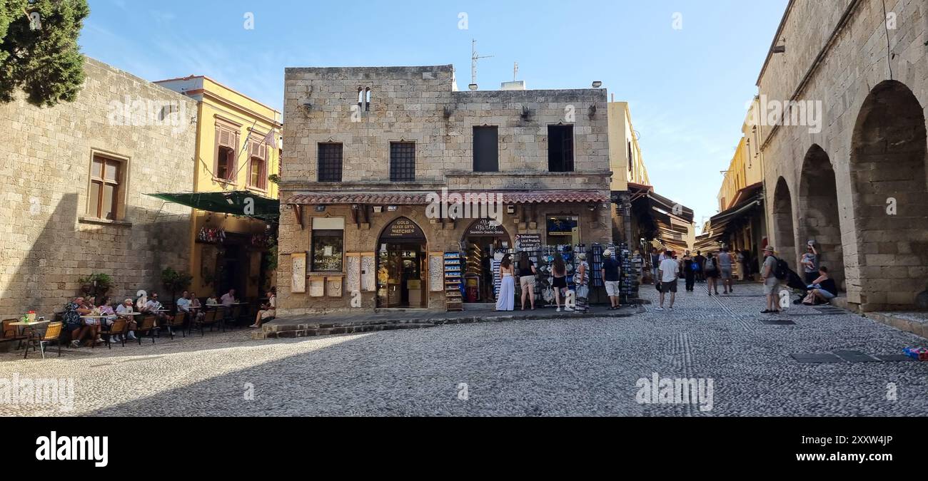 Centro storico di Rodi, Grecia: Negozi e cafÃ¨accanto al Museo Archeologico di Rodi Foto Stock