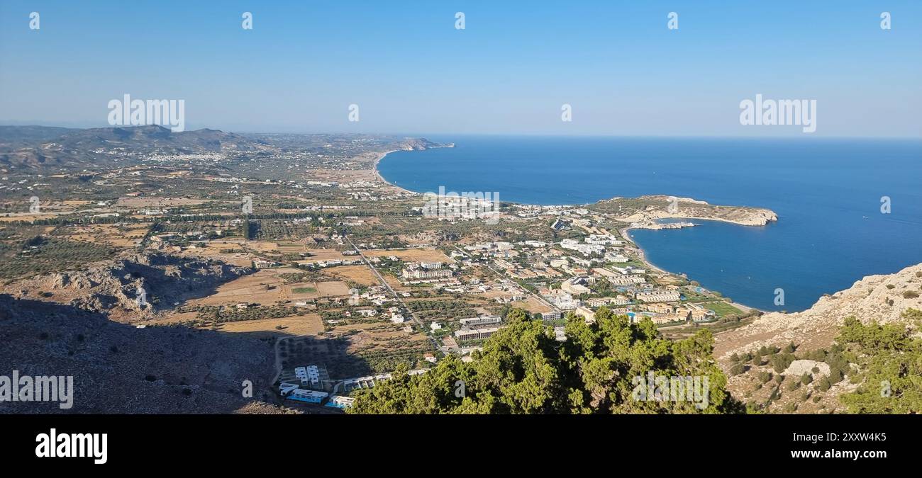 Vista aerea della costa vista dalla cima del Sacro Monastero della Vergine Maria a Tsambika, Rodi (Grecia) Foto Stock