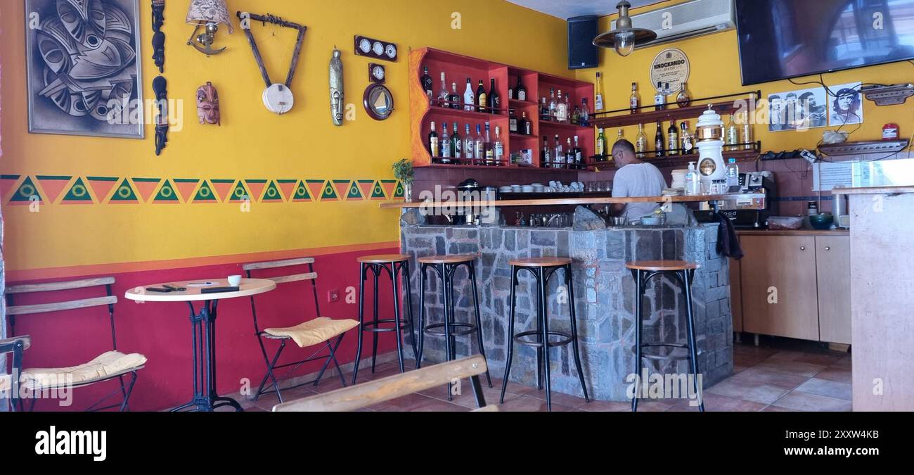 Rodi, Grecia: Pittoresco interno della caffetteria CafÃ© del Mundo nel villaggio di Laerma Foto Stock