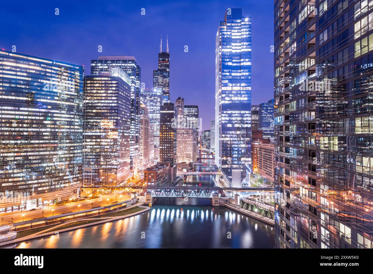 Chicago, Illinois USA skyline sul fiume al crepuscolo. Foto Stock