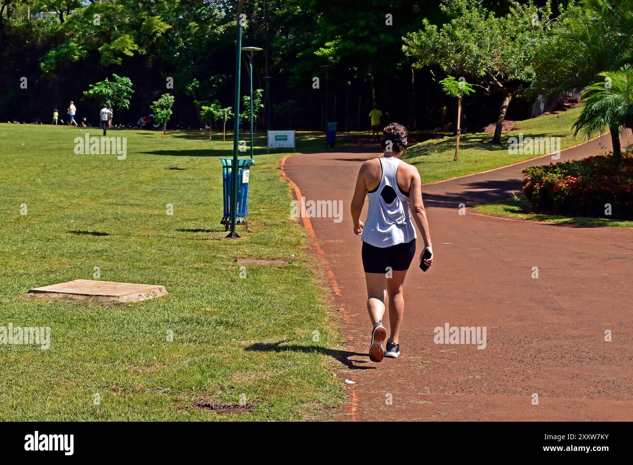 RIBEIRAO PRETO, SAN PAOLO, BRASILE - 28 dicembre 2023: Donna adulta che cammina nel parco pubblico Foto Stock