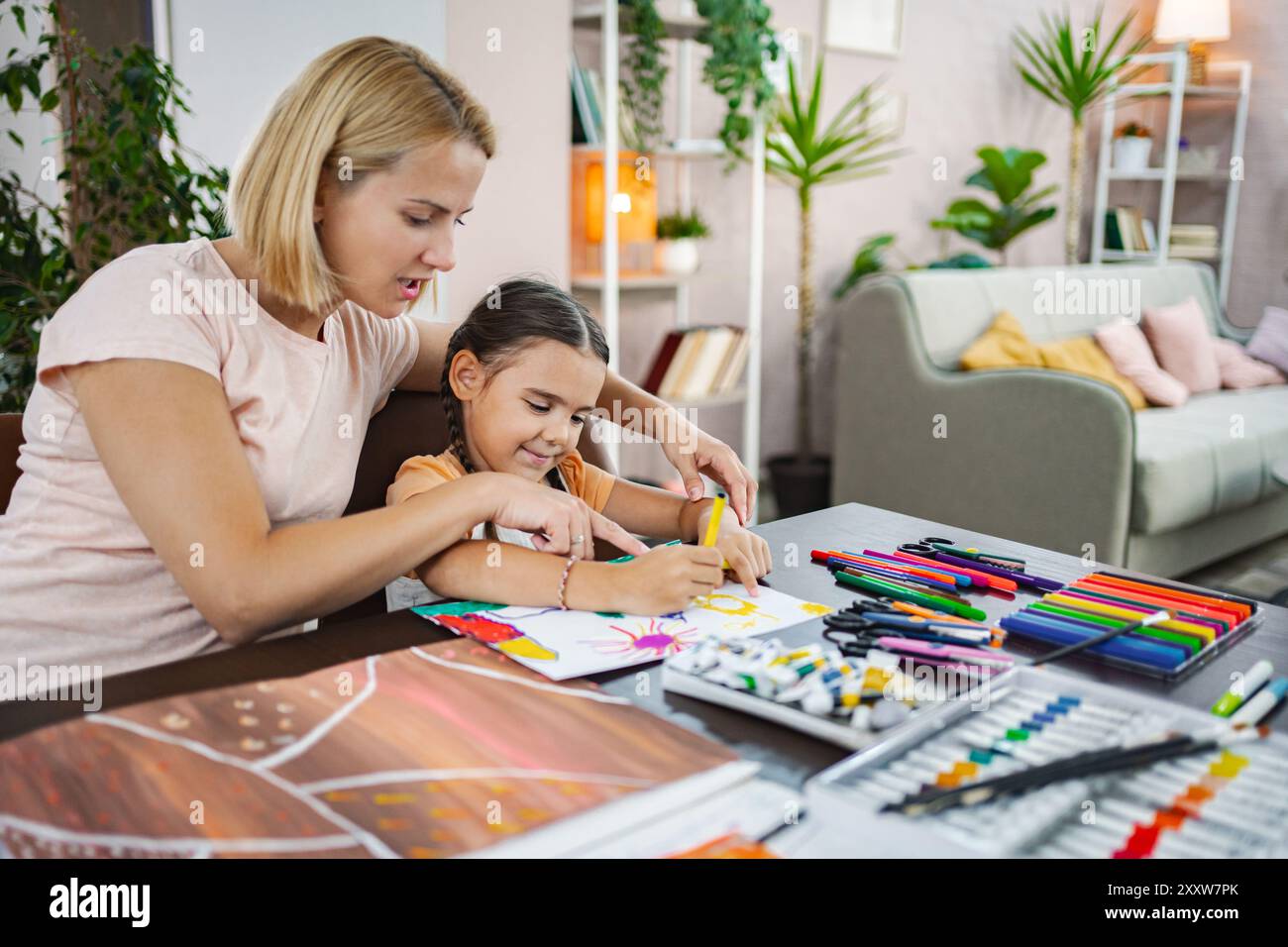 Goditi una sessione artistica creativa con il tuo bambino a casa per divertirti e imparare insieme Foto Stock