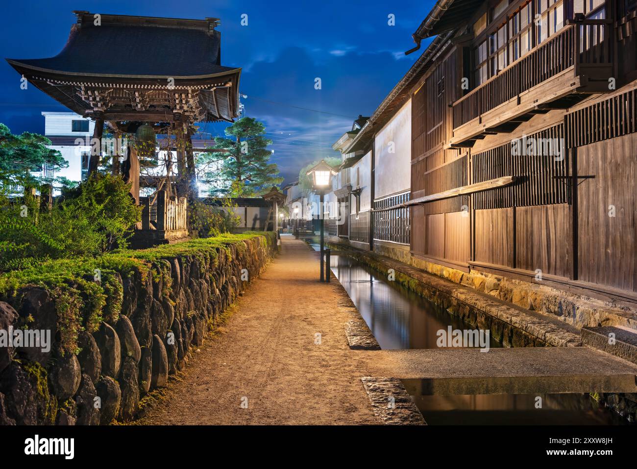 Hida, Gifu, Giappone su Shirakabe Dozogai Street al crepuscolo. Foto Stock