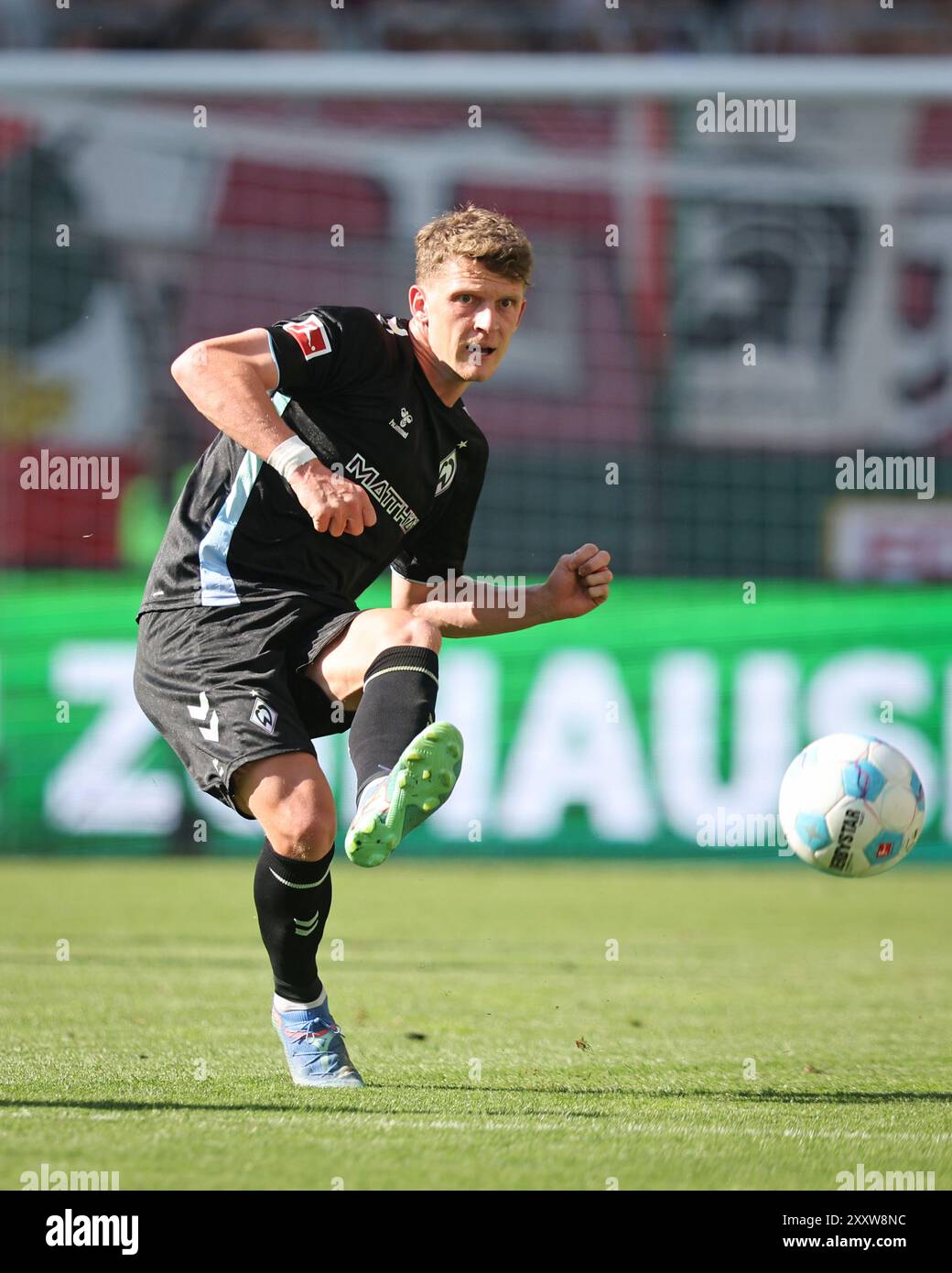 AUGUSTA, GERMANIA - 24 AGOSTO: La fase Jens del Werder Brema corre con un pallone durante la partita di Bundesliga tra il FC Augsburg e il SV Werder Brema alla WWK-Arena il 24 agosto 2024 ad Augusta, Germania. (© diebilderwelt / Alamy Stock Foto Stock