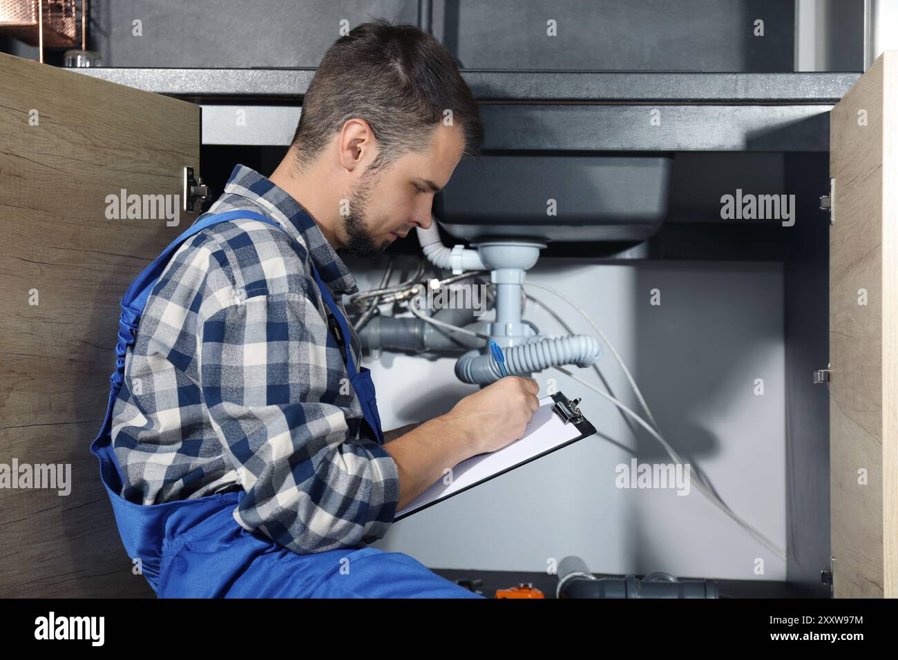 Sistema di tubazioni per idraulici professionale a casa Foto Stock
