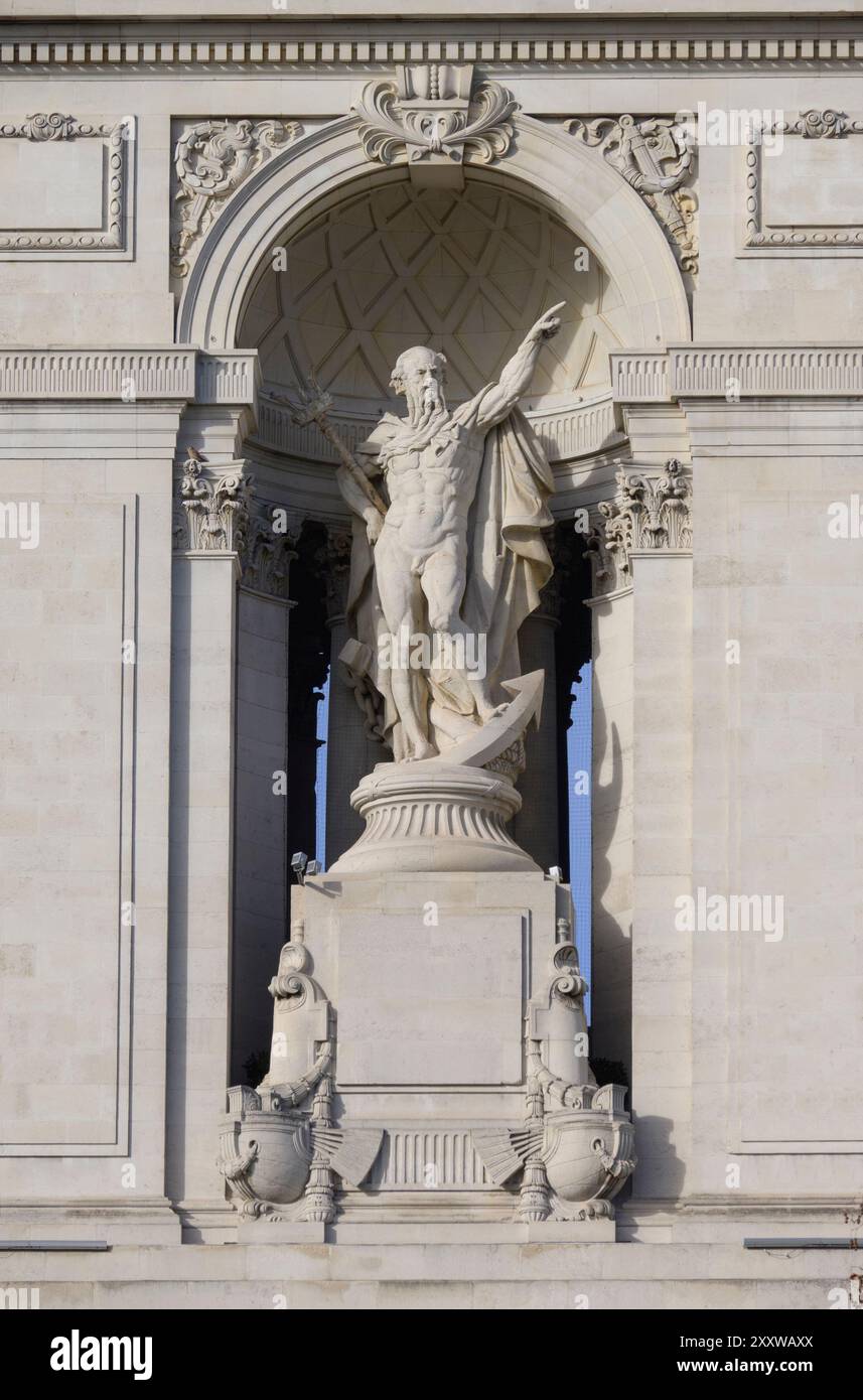 Londra, Regno Unito. Four Seasons Hotel London in Ten Trinity Square - statua allegorica del Vecchio padre Tamigi sulla facciata - (1922 - ex quartier generale Foto Stock