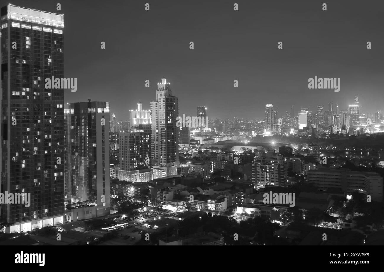 Immagine monocromatica dello skyline del centro di Bangkok di notte Foto Stock