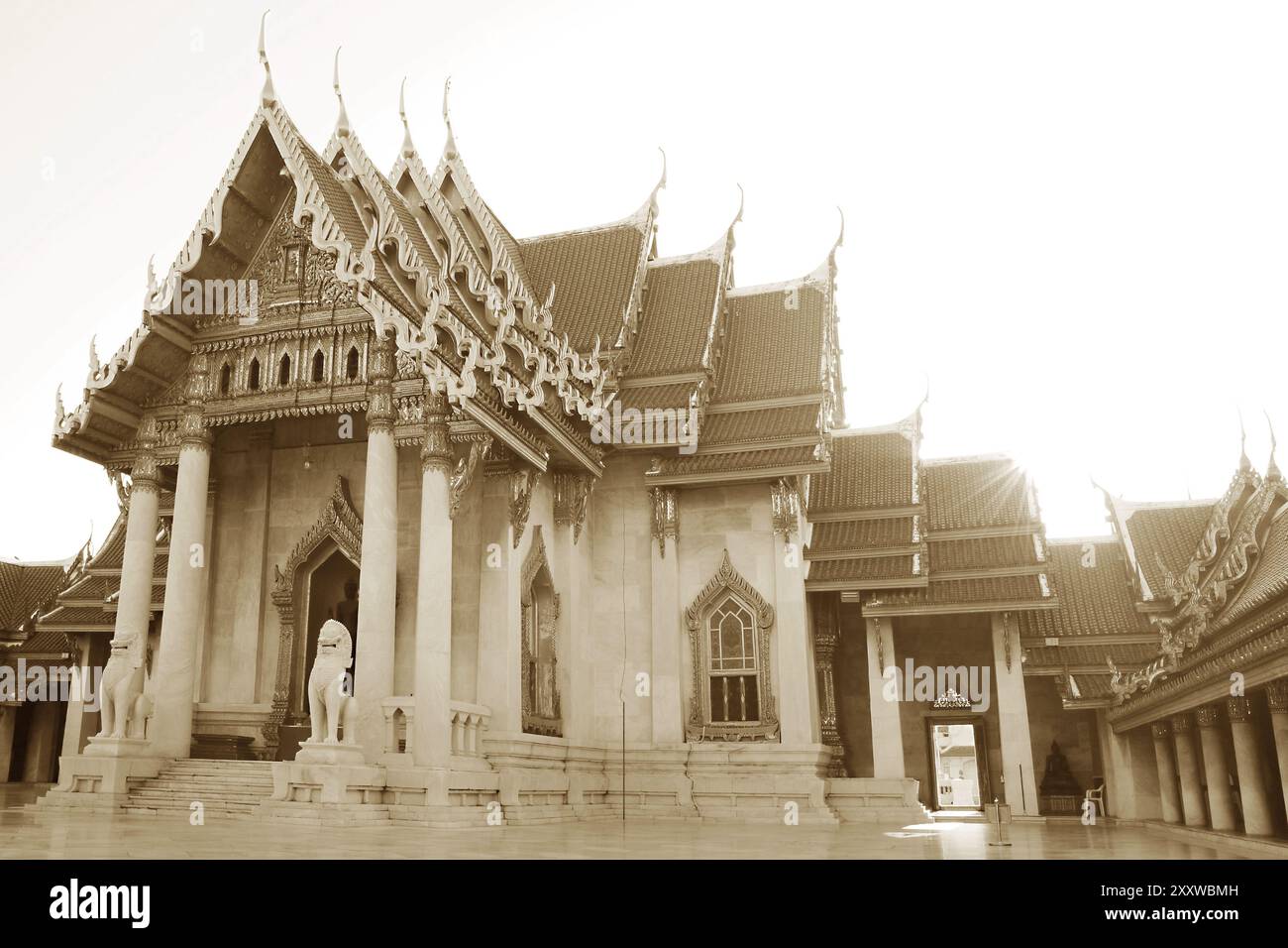 Immagine seppia del Tempio di marmo o Wat Benchamabophit, uno dei templi iconici di Bangkok, Thailandia Foto Stock