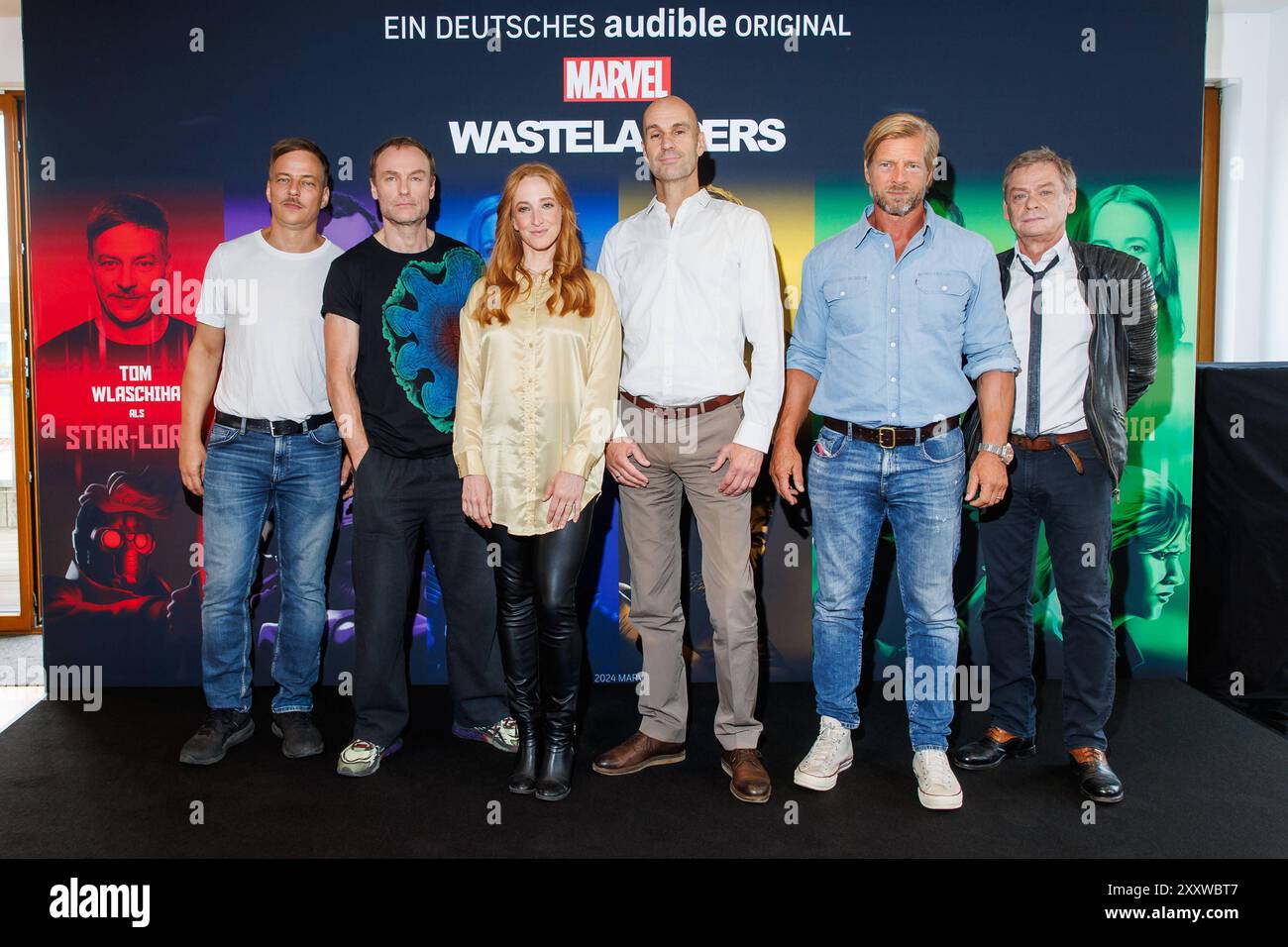 Fototermin - Audible Original Podcast-serie Marvels Wastelanders Tom Wlaschiha, Mark Waschke, Kaya Maria Möller, Oliver Daniel, Henning Baum und Sylvester Groth beim Fototermin zu Audible Original Podcast-serie Marvels Wastelanders in der Audible-RepraÌˆsentanz AM 26.08.2024 a Berlino. *** Photo call Audible Original Podcast Series Marvels Wastelanders Tom Wlaschiha, Mark Waschke, Kaya Maria Möller, Oliver Daniel, Henning Baum e Sylvester Groth alla chiamata fotografica per Audible Original Podcast Series Marvels Wastelanders al Audible RepraÌˆsentanz al 26 08 2024 a Berlino Copyright: XEventpre Foto Stock