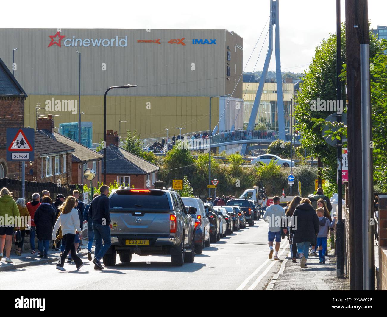 I tifosi del Barnsley tornano a casa dalla partita Foto Stock