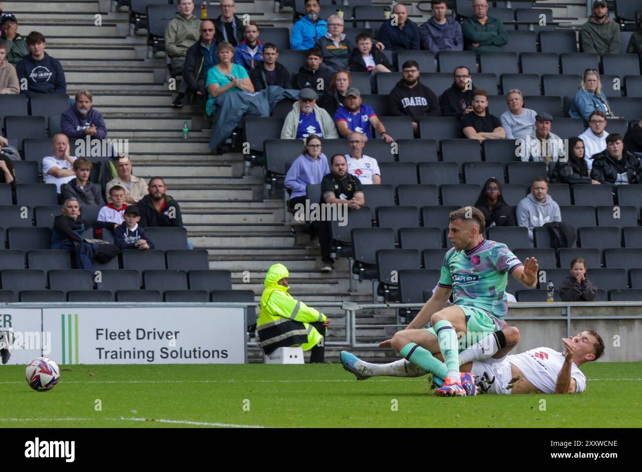 Sam Lavelle del Carlisle United è sfidato da Milton Keynes Dons Callum Hendry durante la seconda metà della partita di Sky Bet League 2 tra MK Dons e Carlisle United allo Stadium MK, Milton Keynes, sabato 24 agosto 2024. (Foto: John Cripps | mi News) crediti: MI News & Sport /Alamy Live News Foto Stock